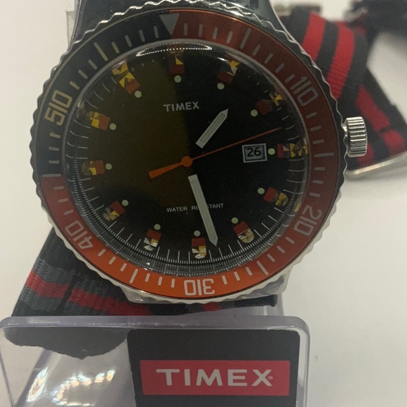 Timex Diver's 100M Coke Bezel Mens Watch "NEW OLD STOCK" T2P2249J - Picture 4 of 7
